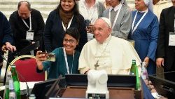 El Papa con algunas de los participantes en la asamblea sinodal de octubre de 2023