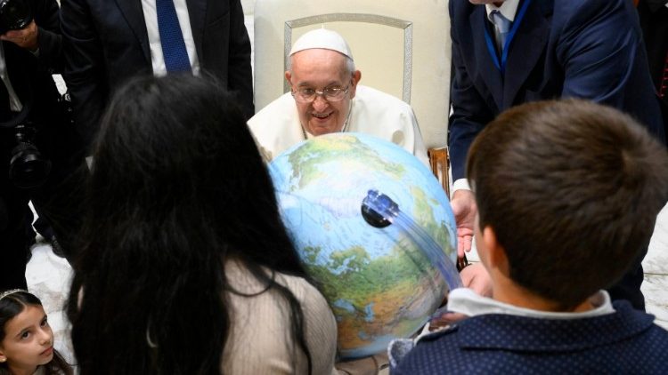 Foto de arquivo: Francisco no evento "As crianças encontram o Papa", realizado na Sala Paulo VI (Vatican Media)