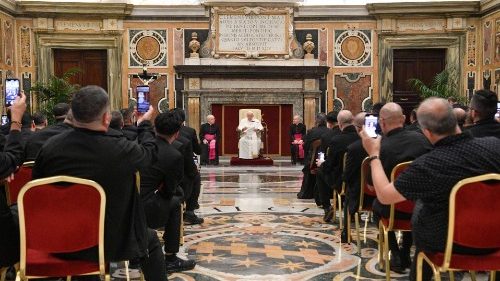 Папа призвал священников читать Живую книгу
