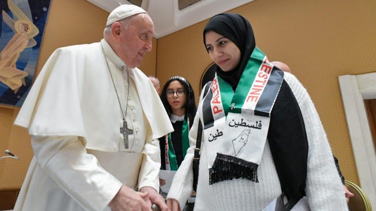 البابا فرنسيس يلتقي في الفاتيكان وفدًا فلسطينيًا من غزة