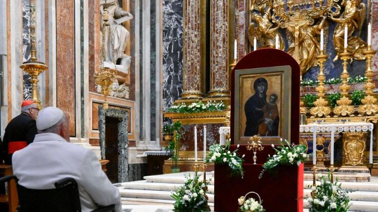 Папа на молитві перед іконою Богородиці Salus Populi Romani в базиліці Santa Maria Maggiore - 8 грудня 2023