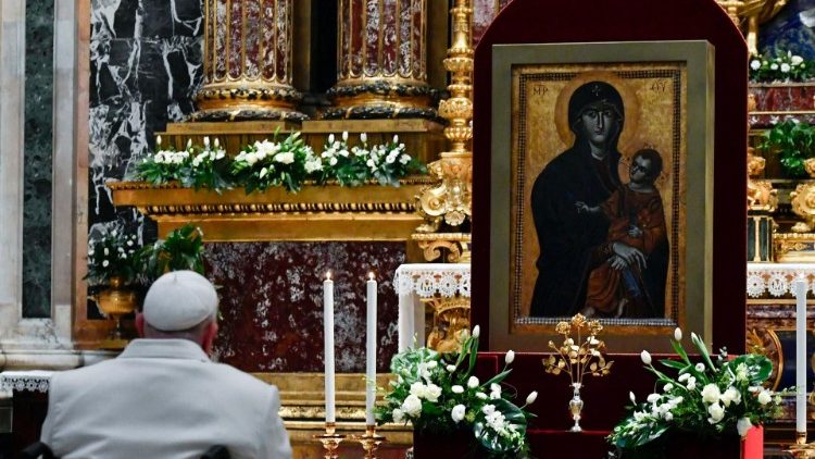 El Papa en oración en la Salus Populi Romani - Basílica Santa Maria Maggiore