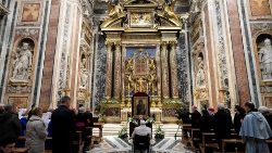 Papa Francesco prega davanti alla Salus Populi Romani (Foto d'archivio)