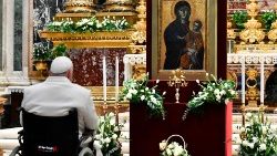 Папа Франциск молится перед богородичной иконой Salus Populi Romani (Рим, базилика Санта-Мария-Маджоре, 8 декабря 2023 г.)