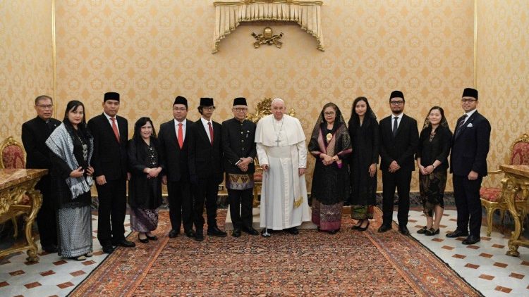 
                    O abraço do Islã indonésio ao Papa: paz e fraternidade entre os povos, nações, religiões
                