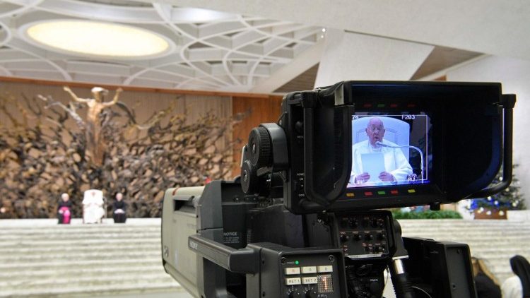 La comunicación, según Ruffini, significa acompañar a los demás en la comprensión y tender puentes, fomentando un entorno acogedor y la entrega mutua. (Vatican Media, foto de archivo)