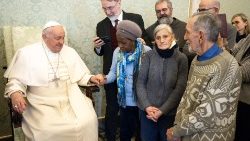 Representantes do "L'Osservatore di Strada" ao encontrar o Papa em 2023 
