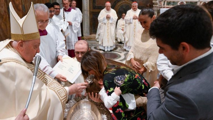 Le Saint-Père baptise 16 enfants dans la Chapelle Sixtine - ZENIT - Francais