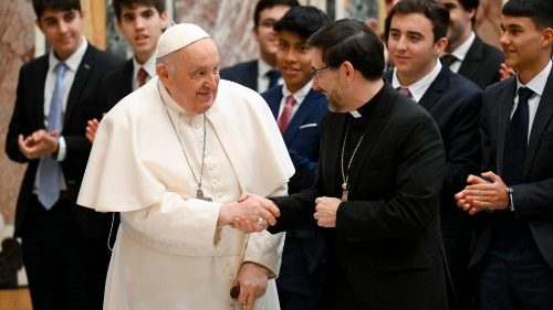 El Papa a los seminaristas de Madrid: Libres de fútiles ideas mundanas, pongan a Dios en el centro