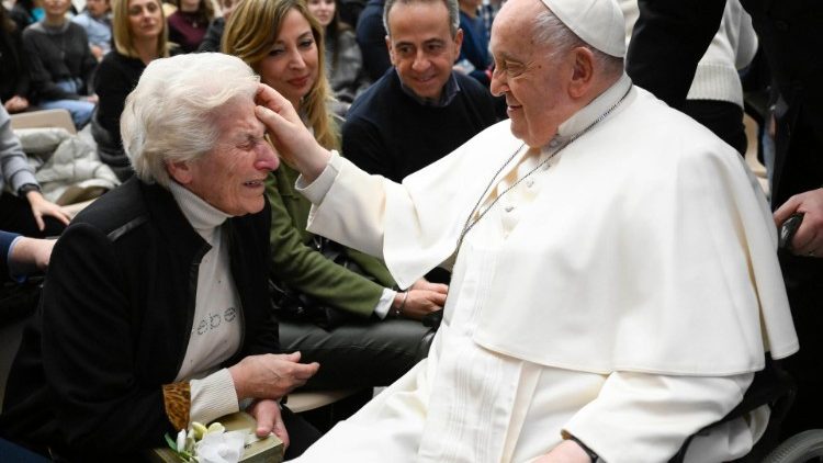 Papa Francisco abençoa uma senhora idosa 