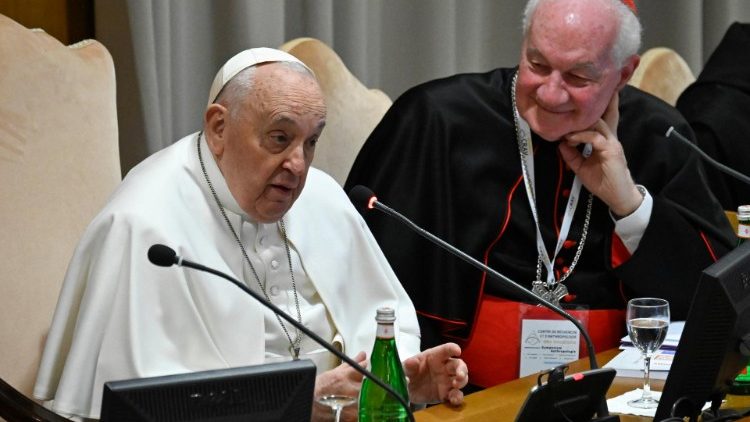 Papež František hovoří při audienci pro účastníky konference, věnované „Muži a ženě jako Božímu obrazu“.