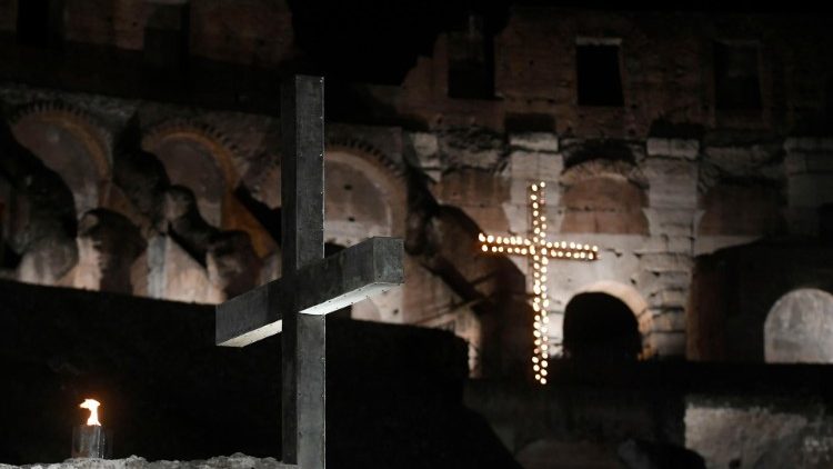 A nagypénteki Via Crucis a római Colosseumnál