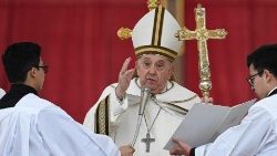 Ferenc pápa a húsvéti szentmise végén áldást ad