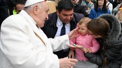 Ferenc pápa az általános kihallgatáson megáld egy kisgyermeket