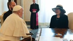 Papa Franjo u razgovoru s hrvatskom povjerenicom Dubravkom Šuicom