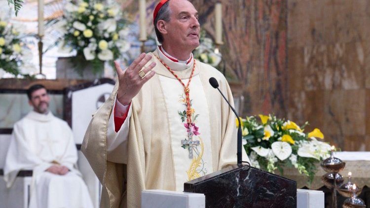 Le cardinal François-Xavier Bustillo, fait chevalier de la légion d'honneur.