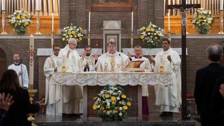 Abp Christophe Pierre  sprawuje Eucharystię