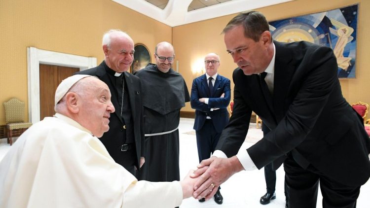 시스코 최고경영자 척 로빈스를 만난 프란치스코 교황