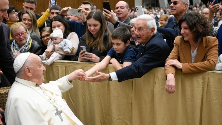 教皇フランシスコ、高齢者と若者たちの集いで　2024年4月27日　バチカン・パウロ6世ホール