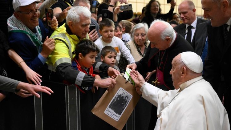 Le Pape lors d'une rencontre le 27 avril 2024 avec les personnes âgées, les grands-parents et les petits-enfants
