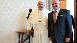 O Papa Francisco e o Rei Abdullah II 