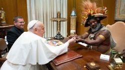 Der indigene Umweltaktivist Mundiya Kepanga aus Papua-Neuguinea bei Papst Franziskus