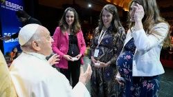 Paavi syntyvyydestä: saakaa paljon lapsia, ja pitäkää huolta isovanhemmista