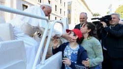البابا فرنسيس يلتقي أطفال جنوة الذين يقومون بحج إلى روما ١١ أيار مايو ٢٠٢٤
