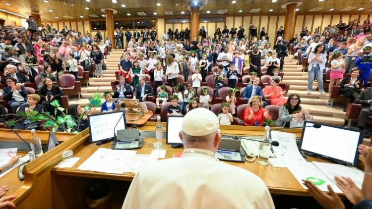 회의 참석 어린이들의 질문에 답하는 프란치스코 교황