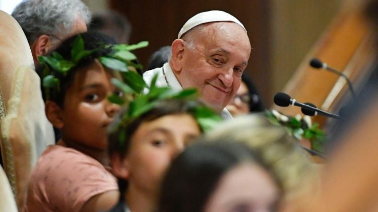회의에 참석한 어린이들과 프란치스코 교황