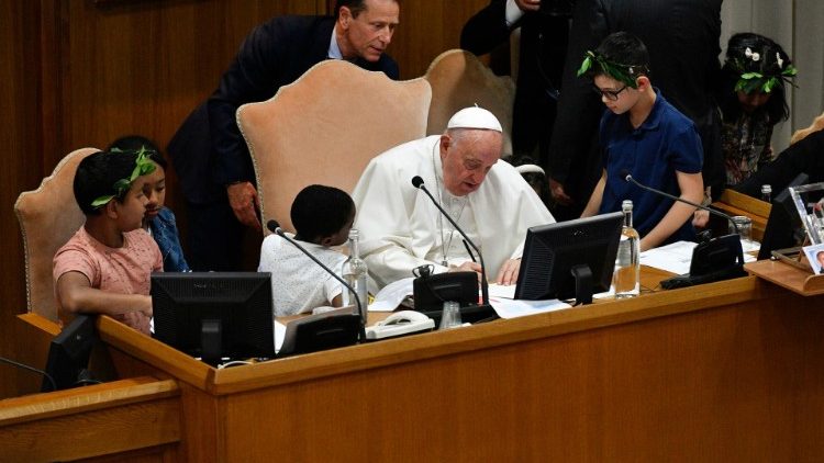 「형제애에 관한 어린이 선언」에 서명하는 프란치스코 교황