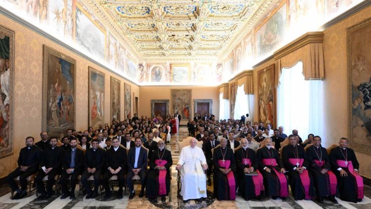 Papa Franjo s nadbiskupom Thattilom, biskupima i članovima Siro-Malabarske crkve u Rimu