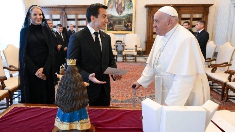 Intercambio de regalos entre el Santo Padre y el presidente de Ecuador