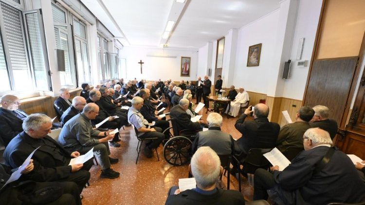 Um encontro do Papa com alguns sacerdotes romanos (Vatican Media)