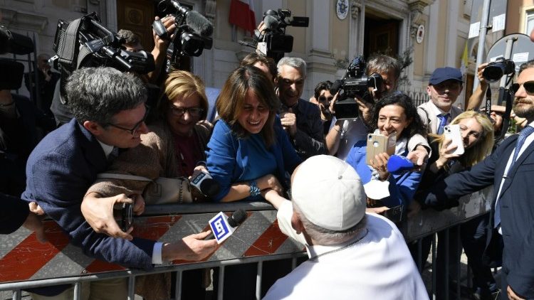 O Papa saúda os fiéis e jornalistas que o aguardavam do lado de fora da paróquia 