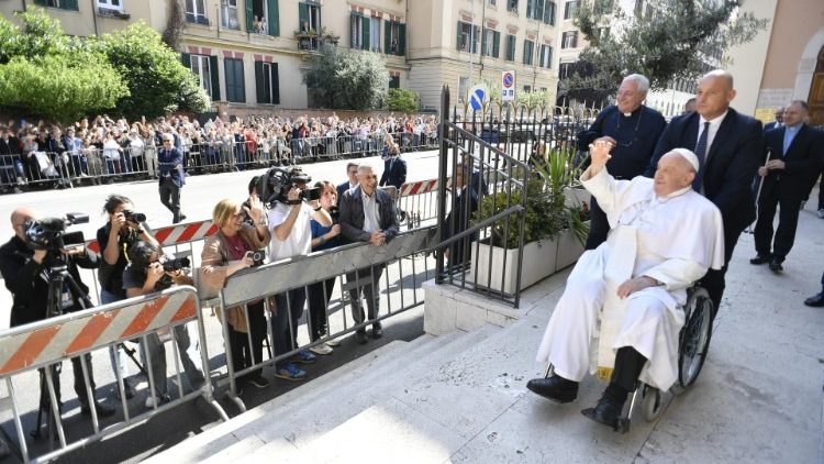 Il Papa saluta i fedeli fuori dalla parrocchia di San Giuseppe al Trionfale