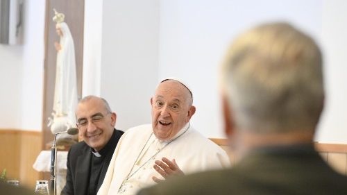 Il Papa in parrocchia a Roma in dialogo con i preti anziani: avanti insieme ai giovani