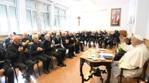 Papst besucht Gemeinde in Rom: Treffen mit älteren Priestern