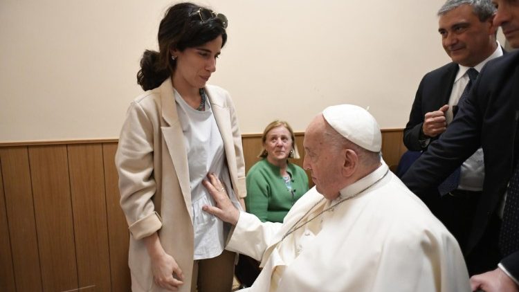 Il Papa benedice il pancione di una donna