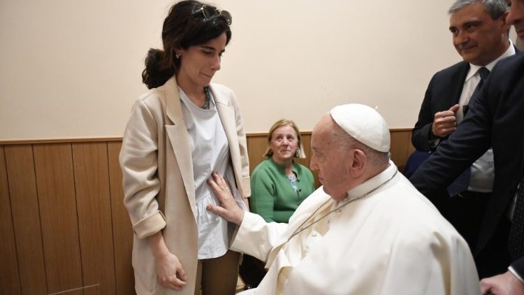 Papa Franjo blagoslivlja trudnu novinarku