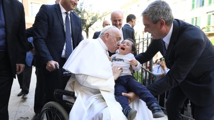 Il saluto del Papa a un bambino