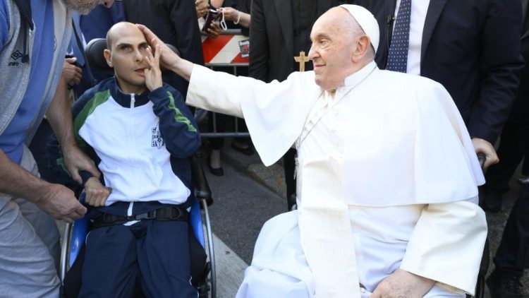 Papa Francesco benedice un giovane gravemente malato