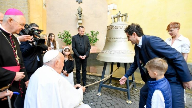 François bénit la cloche de la fondation «Oui à la vie», le 15 mai 2024 au Vatican. 