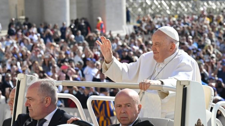 Antes da catequese, a tradicional saudação do Papa aos fiéis