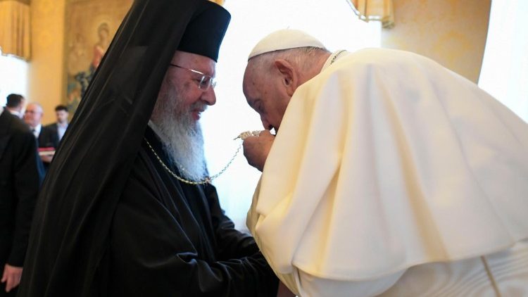 Le Pape a reçu une délégation du collège théologie de la Diaconie apostolique de l'Église grecque orthodoxe, le 16 mai 2024, au Palais apostolique. 