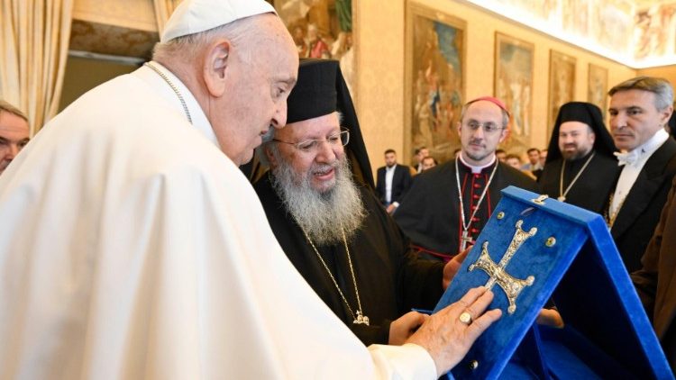 O Papa Francisco e o o Arcebispo Metropolita Agathanghelos