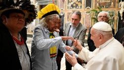 Almir Narayamoga Suruí e o cacique Raoni ao encontrar o Papa Francisco na quinta-feira (16/05)