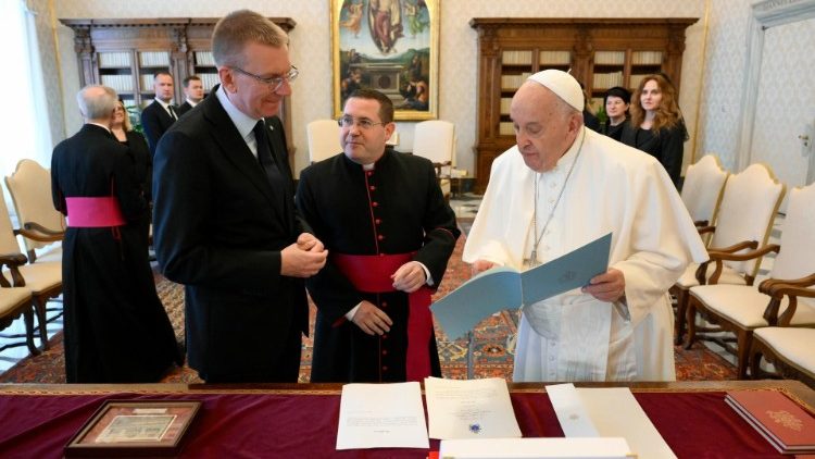 Lo scambio dei doni tra Francesco e il presidente della Lettonia