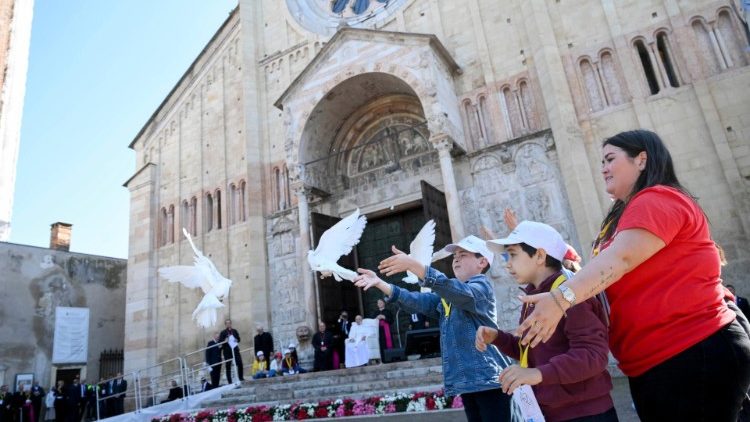 A pápa és a gyerekek a veronai Szent Zénó bazilika előtt 