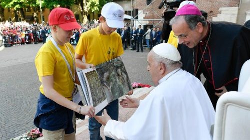 Il Papa ai giovani: siate segno di pace in un mondo di guerre, andate controcorrente